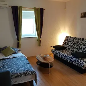 Appartamento Elda, Peroj